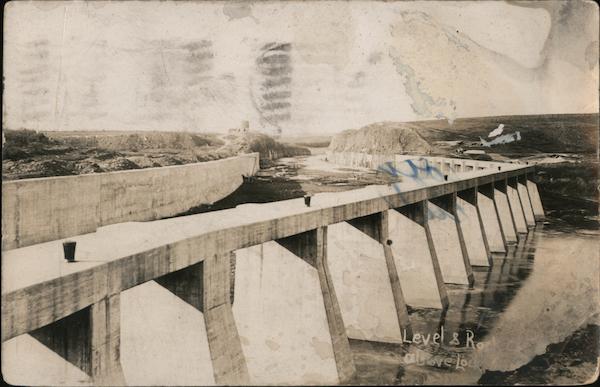 A dam/bridge running over a river